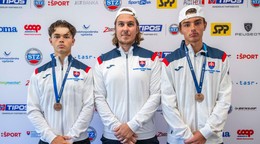 Marko Bekéni (vľavo) a Leon Sloboda (vpravo) a kapitán tímu Lukáš Lacko pózujú s bronzovými medailami.