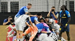 Na snímke hráči Slovana sa tešia z gólu spoluhráča Cristiana Martineza v predĺžení odvetného zápasu play off Ligy majstrov vo futbale NK Celje - ŠK Slovan Bratislava v slovinskom meste Celje .