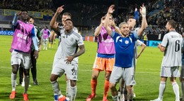 Na snímke hráč Slovana Cristian Martinez (druhý vpravo) sa teší so spoluhráčmi po víťazstve v odvetnom zápase play off Ligy majstrov vo futbale NK Celje - ŠK Slovan Bratislava.