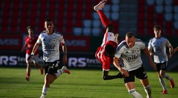 Clement Ansah z Trenčína a Daniel Köstl z Ružomberka bojujú o loptu počas zápasu 6. kola Niké ligy 2026/2027 AS Trenčín - MFK Ružomberok.