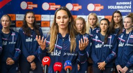 Na snímke uprostred volejbalistka Karolína Fričová počas tlačového brífingu slovenskej ženskej volejbalovej reprezentácie pred odletom na majstrovstvá Európy 2026 vo Švédsku.