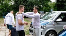 Na snímke zľava slovenský reprezentant v rýchlostnej kanoistike Samuel Baláž a tréner rýchlostných kanoistov Andrej Wiebauer pred odchodom slovenskej výpravy.