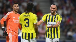 Slovenský brankár Dominik Greif (vľavo) z Olypique Lyon a hráč Vedat Muriqi (19) z Fenerbahce Istanbul počas odvety play off Ligy majstrov vo futbale Olympique Lyon – Fenerbahce Istanbul.