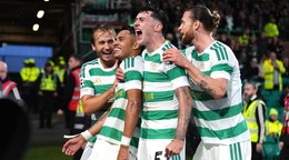 Hráč Celticu Camilo Duran (druhý zľava) oslavuje so spoluhráčmi po tom, ako strelil druhý gól proti LASK-u v prvom zápase play off Ligy majstrov Celtic Glasgow – LASK Linz.
