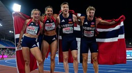 Nórske kvarteto zľava Henriette Jägerová, Amalie Iuelová, Karsten Warholm a Ofstad Kulseng pózujú po zisku zlatej medaily.