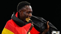 Nemecký atlét Owen Ansah oslavuje so zlatou medailou po jeho víťazstve vo finále v behu na 200 metrov.