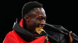 Owen Ansah oslavuje zlatú medailu na ME v atletike 2026.