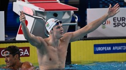 Maďarský plavec Hubert Kós oslavuje triumf na ME 2026.