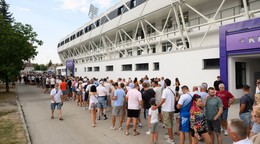 Na snímke fanúšikovia čakajú v radoch pred zápasom 2. kola futbalovej Niké ligy medzi KFC Komárno a FC Spartak Trnava.