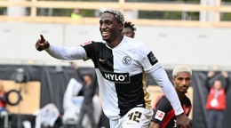Futbalista Elversbergu David Mokwa.