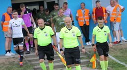 Vpredu rozhodca Tomáš Štefanič.