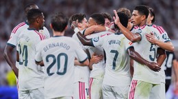 Hráč Realu Madrid Kylian Mbappe (uprostred) sa teší z gólu so spoluhráčmi počas dohrávky 1. kola španielskej La Ligy Real Madrid - Real Sociedad.