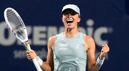 Iga Swiateková oslavuje postup do finále na turnaji WTA v Toronte 2026.