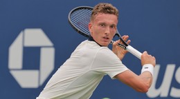 Český tenista Jiří Lehečka odvracia úder Španielovi Pablovi Carrenovi Bustovi.