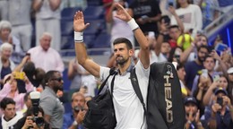 Novak Djokovič odchádza z kurtu po prehre v 1. kole US Open 2026.