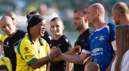 Bývalý brazílsky futbalista Ronaldinho a bývalý slovenský futbalista Miroslav Karhan sa zdravia pred zápasom.