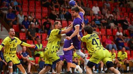 Na snímke zľava Šimon Michniewicz (Bojnice), Mykola Melnyk (Bojnice), Marek Jankovič (Hlohovec) a Tomáš Smetánka (Bojnice) bojujú o loptu.