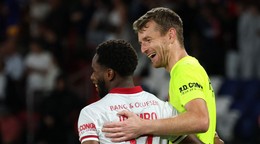 Brankár Lukáš Hrádecký oslavuje po zápase AS Monaco - PSG so Stanisom Idumbom.