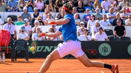 Norbert Gombos - Stefanos Sakellaridis: ONLINE prenos zo zápasu Slovensko - Grécko v Davis Cupe 2026.