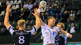Na snímke zľava Nico Schöttle (Bergischer), Lukáš Urban (Prešov), Tom Bergner (Bergischer) počas zápasu 1. kola D-skupiny Európskej ligy EHF  v hádzanej mužov Tatran Prešov – Bergischer HC.