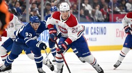 Juraj Slafkovský s pukom na hokejke v prvom zápase novej sezóny NHL. 