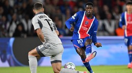 Hráč ŠK Slovan Bratislava Svetozar Markovič (vľavo) a hráč Paríža St. Germain Ousmane Dembélé
