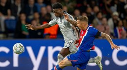 Na snímke hráč Slovana Suleiman Camara (vľavo) a hráč Paríža St. Germain Lucas Digne bojujú o loptu počas zápasu 1. kola ligovej fázy Ligy majstrov vo futbale Paríž St. Germain - ŠK Slovan.