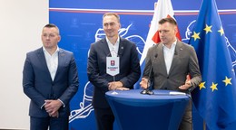 Na snímke zľava generálny sekretár Slovenského zväzu ľadového hokeja (SZĽH) Miroslav Lažo, prezident SZĽH Miroslav Šatan a minister životného prostredia SR Tomáš Taraba (nominant SNS).