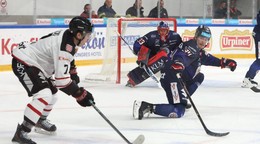 Na snímke zľava Eric Lucas (Banská Bystrica) a Gienni Fairborother (Zvolen) počas zápasu Tipsport ligy HC ‘05 TAM Banská Bystrica - HKM Zvolen.