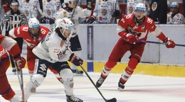 Cole Cassels (Zvolen) korčuľuje s pukom počas zápasu 2. kola Tipsport ligy HKM Zvolen - Hk 32 Liptovský Mikuláš.