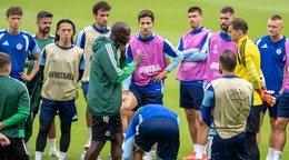 Na snímke uprostred tréner ŠK Slovan Bratislava Yaya Touré počas tréningu pred stredajším zápasom 1. kola ligovej fázy Ligy majstrov proti Parížu St. Germain.
