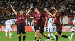 Futbalista Sparty Tobias Guddal (uprostred) oslavuje gól proti Araratu-Armenia.