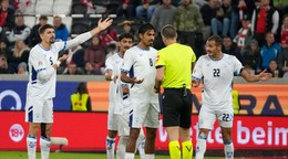 Rozhodca vylučuje hráča Izraelu v dueli s Rakúskom.