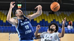 Na snímke sprava Tyson Brown (Košice) a Zoran Nikolič (Bratislava) v predohrávke 1.kola Tipos SBL.