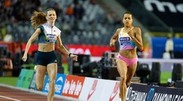 Švajčiarka Audrey Werrová (vpravo) a Holanďanka Femke Broedersová-Bolová v behu žien na 800 metrov na atletickom mítingu Diamantovej ligy v Bruseli.