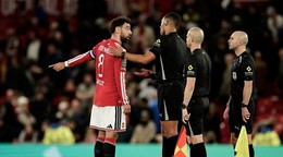 Bruno Fernandes v komunikácii s rozhodcami.