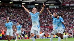 Hráč Manchesteru City Erling Haaland (uprostred) oslavuje po tom, ako skóroval v zápase 4. kola anglickej Premier League Manchester United - Manchester City.