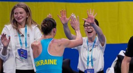 Jelena Svitolinová oslavuje postup Ukrajiny do finále Pohára Billie Jean Kingovej.