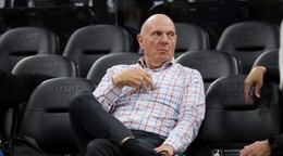 Na archívnej snímke z 13. marca 2026 majiteľ amerického basketbalového klubu NBA Los Angeles Clippers Steve Ballmer.