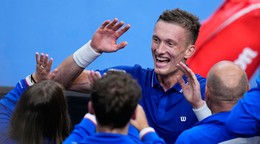 Jiří Lehečka oslavuje víťazstvo nad Benom Sheltonom. 
