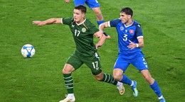 Sprava hráč Slovenska Filip Mielke a hráč Írska Thomas Lonergan počas kvalifikačného zápasu D-skupiny o postup na majstrovstvá Európy 2027 hráčov do 21 rokov.