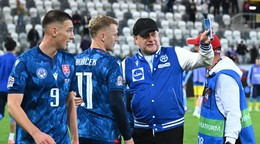 Hráči Slovenska zľava Róbert Boženík, Tomáš Bobček a tréner Slovenska Vladimír Weiss st. diskutujú po zápase C-divízie Ligy národov vo futbale Slovensko - Kazachstan.