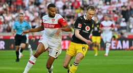Na snímke hráč Stuttgartu Josha Vagnoman (vľavo) a hráč Borussie Dortmund Maximilian Beier bojujú o loptu.