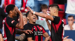 Leverkusen oslavuje gól. 