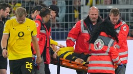 Hráča Dortmundu Konstantinosa Karetsasa odnášajú na nosidlách počas zápasu 1. kola ligovej fázy Ligy majstrov Borussia Dortmund – CF Villarreal.