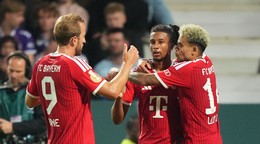 Michael Olise z Bayernu (v strede) oslavuje so spoluhráčmi Harrym Kaneom (vľavo) a Luisom Díazom po strelení gólu.