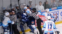Hromadná šarvátka v zápase 1. kola medzi HK Nitra a HC Slovan Bratislava.