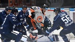 Na snímke druhý sprava Matthew Boucher (Michalovce) v obkľúčení hráčov Slovana v zápase 2. kola hokejovej Tipsport ligy HK Dukla Michalovce - HC Slovan Bratislava.