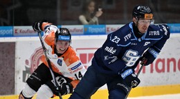 Oliver Turan (Slovan) a Dominik Kišš (Michalovce) bojujú o puk v zápase 2. kola hokejovej Tipsport ligy HK Dukla Michalovce - HC Slovan Bratislava.