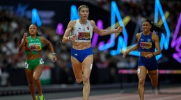 Emma Zapletalová v behu na 400 m cez prekážky na Ultimatívnych MS v atletike.